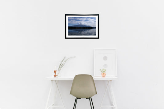 早春に傘雲流れる