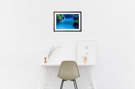 湖面に写る空と森