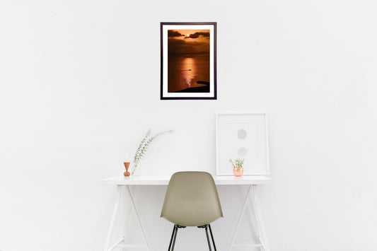 夕陽を貫く漁船