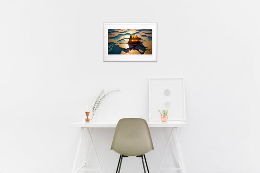 夕日に照らされた水面とガラスのオブジェクト