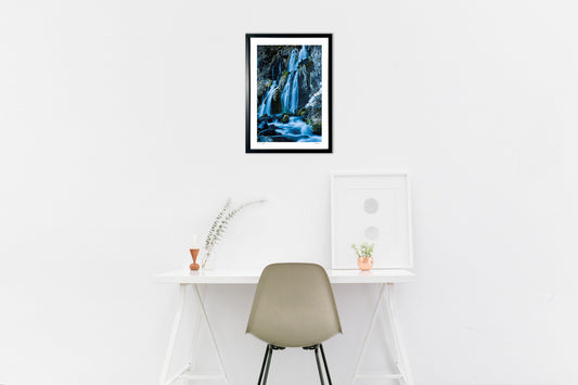 凍る世界に落ちる滝