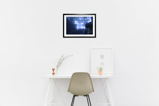 霧に包まれた神秘の神社