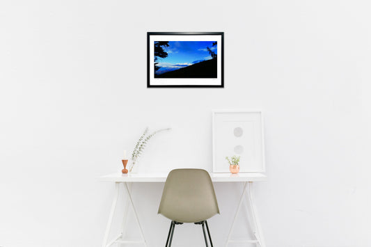 秋風が流れて 黒の中に青空