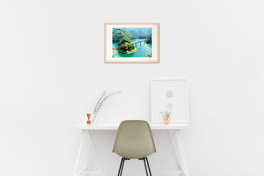 湖の鉄橋を渡る夏列車