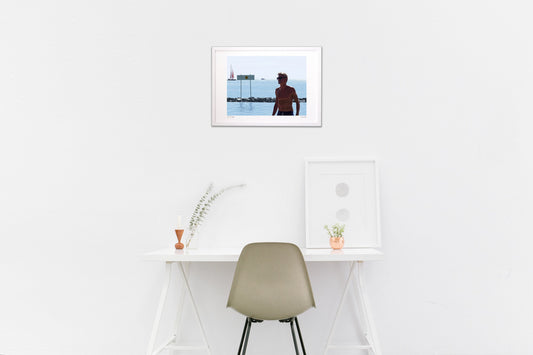 太陽を背にした男