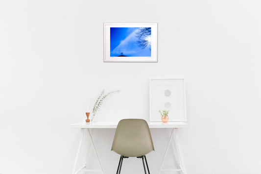 朝の風見鶏 空と白雲と陽