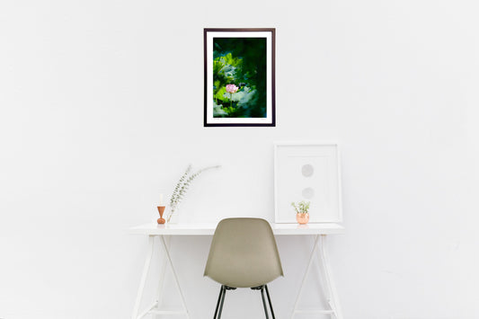 緑の世界に咲く蓮の花