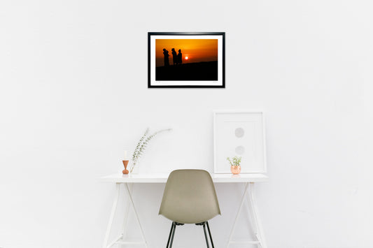 横)夕日を見つめる