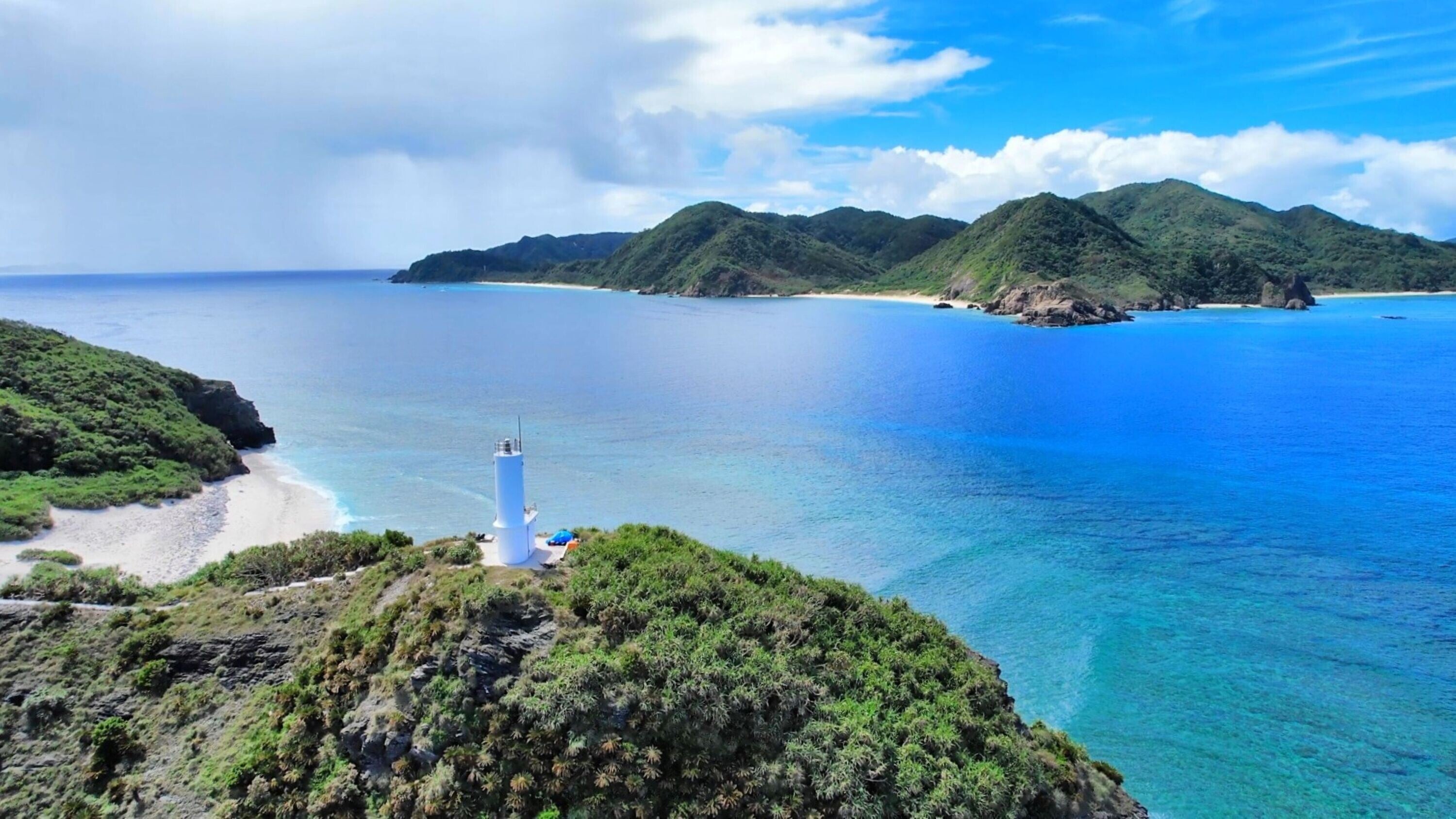 沖縄・慶良間諸島の灯台と穏やかな海 空と海が広がる絶景 – 絵画や壁