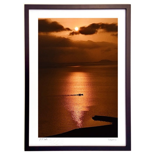 夕陽を貫く漁船