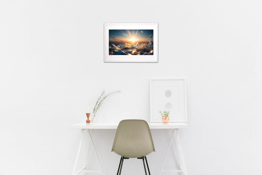 朝日の中の砕けたガラスと砂浜