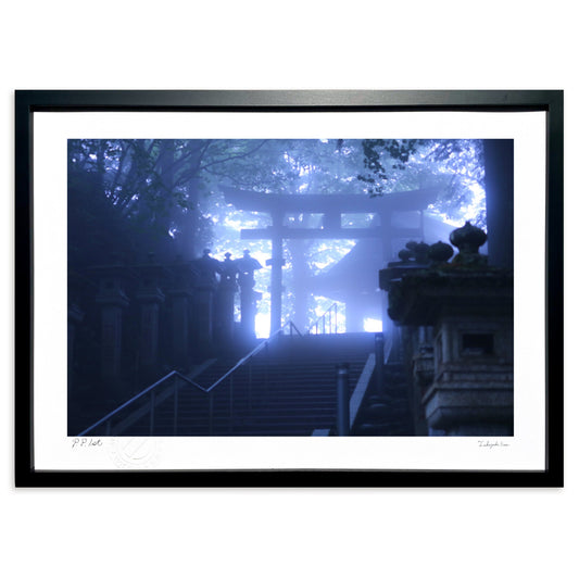 霧に包まれた神秘の神社