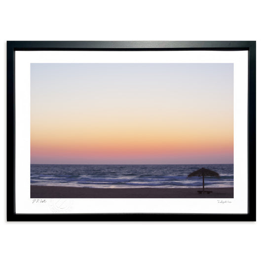 ビーチでの穏やかな夕暮れ