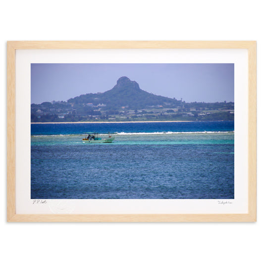 本部町より伊江島を望む