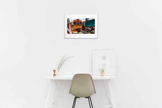 タイ　メークロン　市場を通る列車