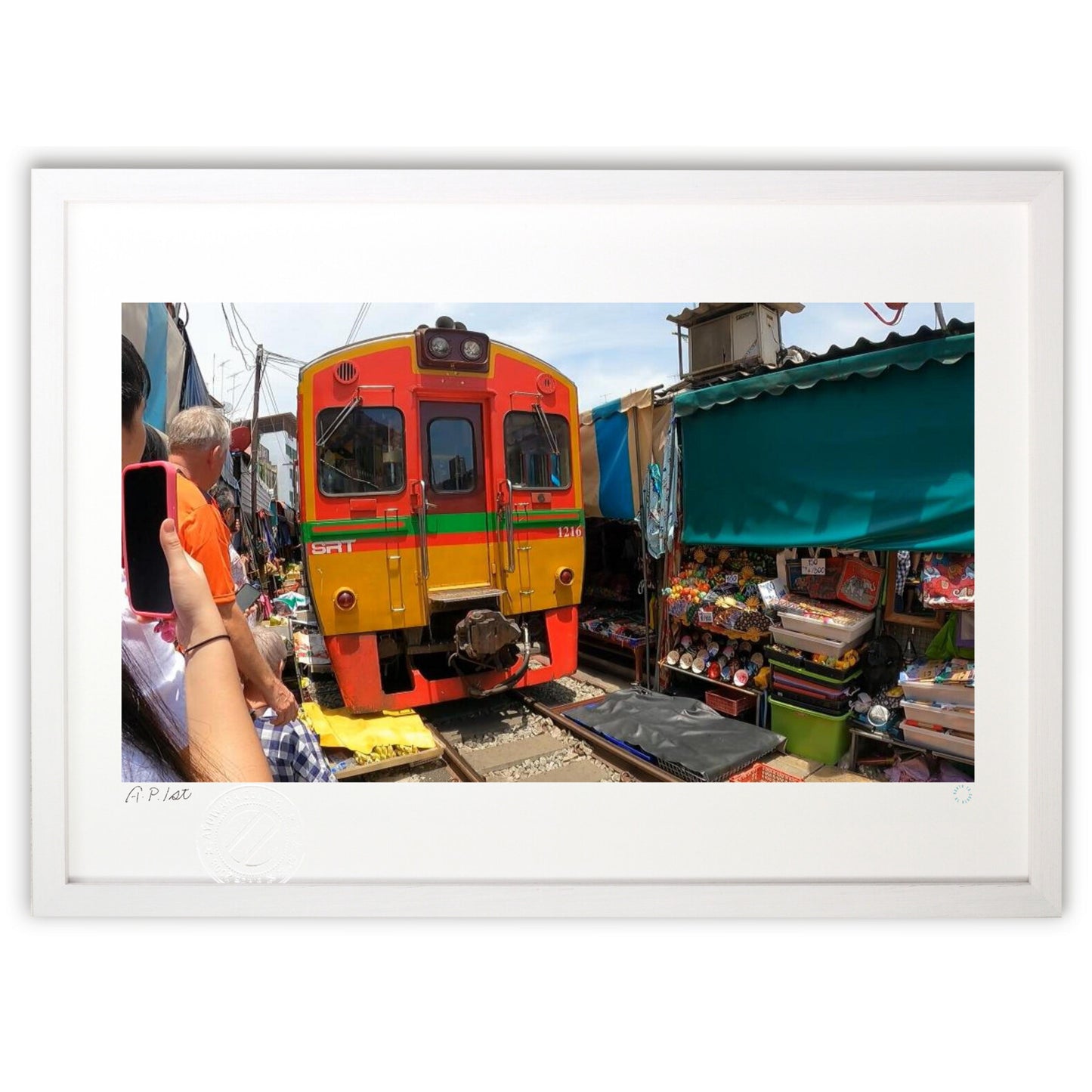 タイ　メークロン　市場を通る列車