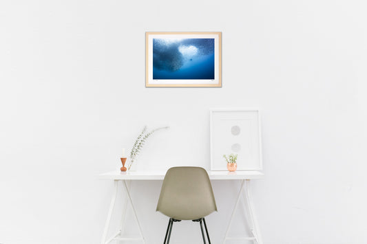 窓の向こうから