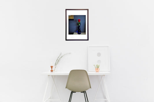 深い深いブルーに赤い薔薇