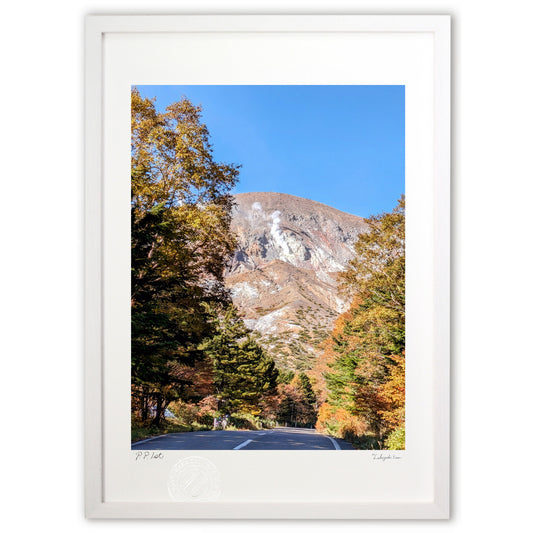 一切経山の噴煙とスカイラインの紅葉