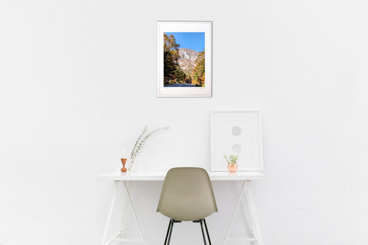 一切経山の噴煙とスカイラインの紅葉