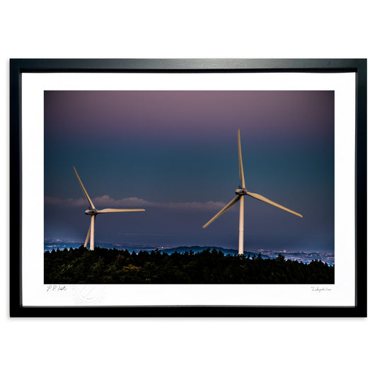 夕暮れ時の風車と街明かり