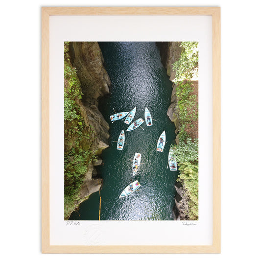 水面のパズル ～高千穂峡のボート