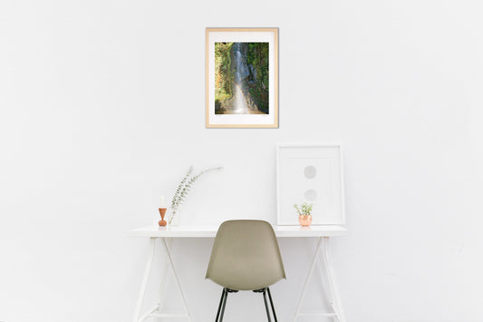 小さな滝の小さな虹