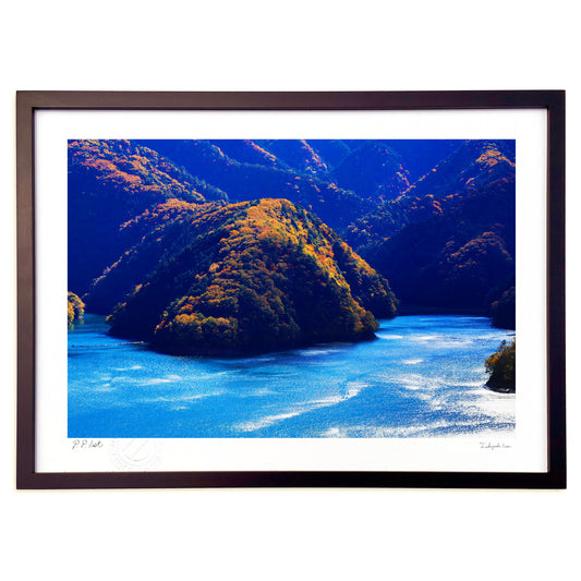 北風が湖面で遊ぶ