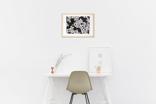 桜の花びら流れる