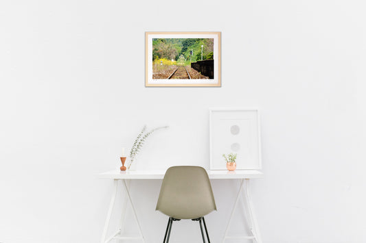 赤い信号と白い看板