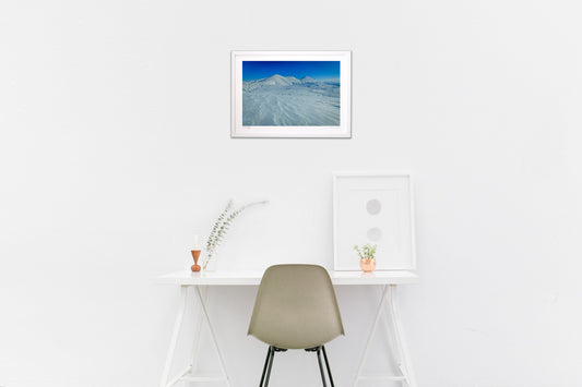 峰を目指し雪原を行く