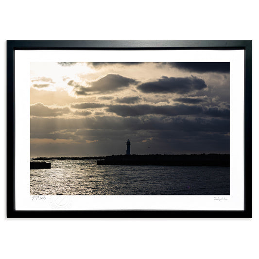 日の当たる灯台