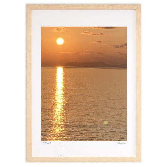 夕焼けが染める海面と沈みゆく太陽