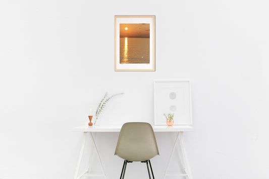 夕焼けが染める海面と沈みゆく太陽