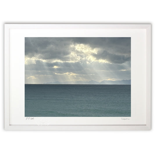 曇り空の隙間から降り注ぐ神秘な光