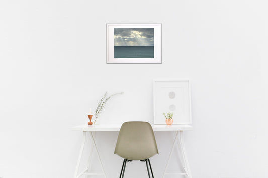 曇り空の隙間から降り注ぐ神秘な光