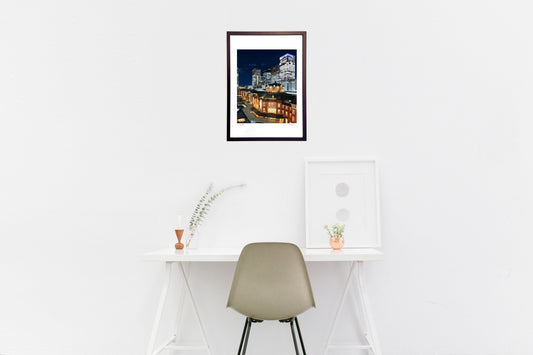 版画 夜の駅舎(縦)