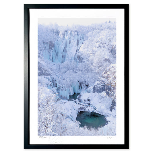 写真 凍てついたプリトヴィツェ湖群国立公園 (縦)