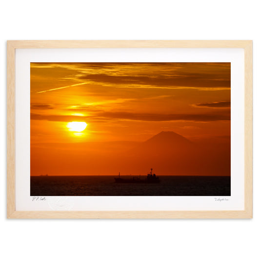 海岸の夕日と富士山